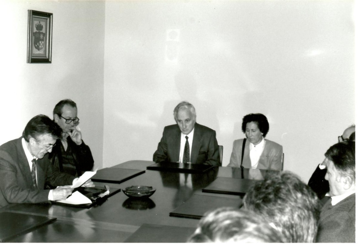Mon y su esposa, Asunción, el 26 de febrero de 1994, escuchando de Joaquín Lloris la lectura del acuerdo plenario, antes de la comida-homenaje.-/ Foto: Archivo ECO