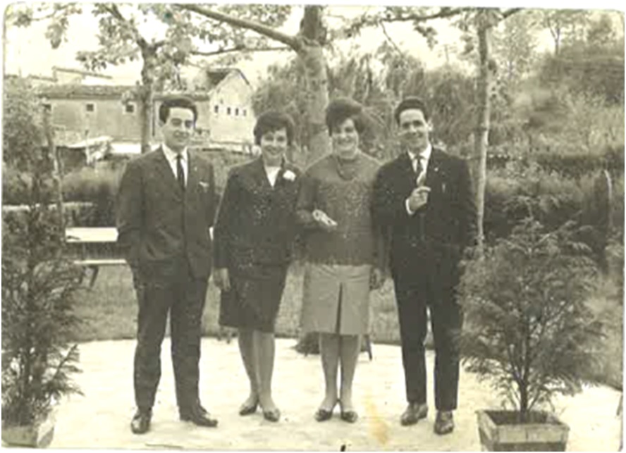 Julián Huerta (actual presidente de los Jubilados), su esposa, Cristina Sánchez; Bernardita Oro y Eduardo Aguiloche en el jardín del desaparecido restaurante ´Las Palmeras´, en Infiesto, en la boda de Dimas y Amparín (de Torazo), el 9 de mayo de 1966. / F