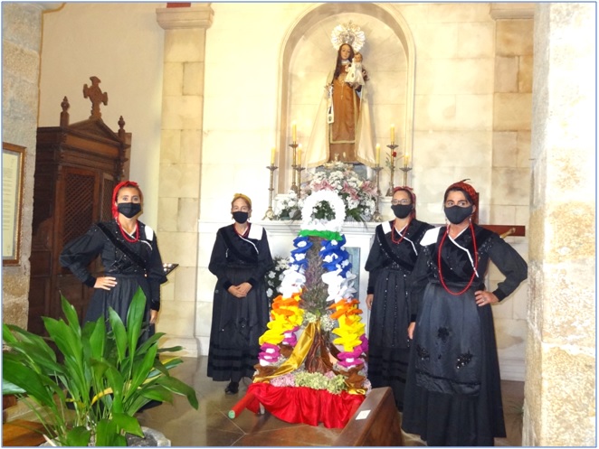 Emma, Mari Carmen, Sonia y Mari Luz, con el ramu, a los pies de la Virgen, ´en representación de la Parroquia´. / EL ECO