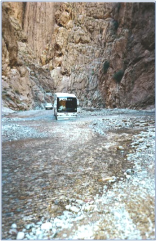 En el continente africano. Aquí, el autobús conducido por Jesús Álvarez Alonso cruzando un río en las Gargantas del Todra para poder ir desde Erfoud hasta Uarzazate (en la parte sur de la Cordillera del Atlas). Sucedió en septiembre de 1998, durante un vi