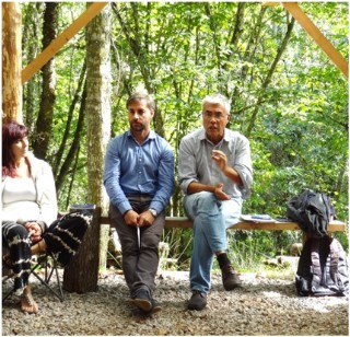 Jaime Izquierdo, Comisionado para el Reto Demográfico del Principado, con el alcalde cabranés, Gerardo Fabián, en el bosque de Fungi Natur, el jueves 19 de septiembre. / Foto: EL ECO