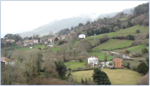 Desde Los Villares, vista de Pandenes, donde el autor desmiente restos de calzada de los Moros./ EL ECO