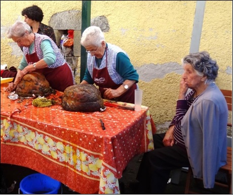 Cristina, Laude y Marina en uno de los Festivales de la Boroña realizando el trabajo que tanto les gustaba