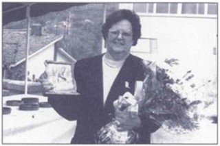 Emilia Rubio, posando con el trofeo y el ramo de flores, despues de triunfar con su arroz con leche en le Festival de 1996