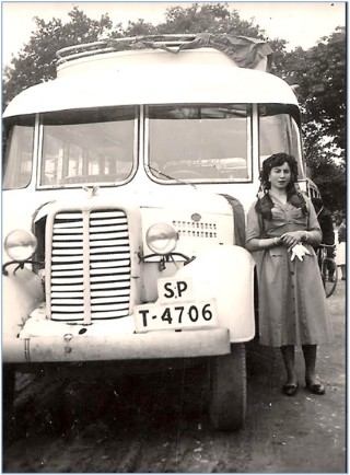 Junto a un vehículo de ´Autocares Camás´, en 1957