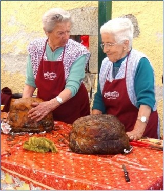 Cristina y Laude desempeñando su trabajo en uno de los Festivales de la Boroña