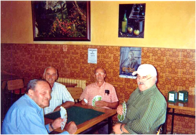 De izquierda a derecha, Adolfo Suárez Corrales (de Casa del Río), Benjamín Alonso Naredo (de La Obra), José Manuel Rodríguez Santos (Pepín, de Bospolín) y José Manuel Madrera Monestina (Memé, de Villanueva), en el bar de La Llana, en agosto de 2009. / Fot