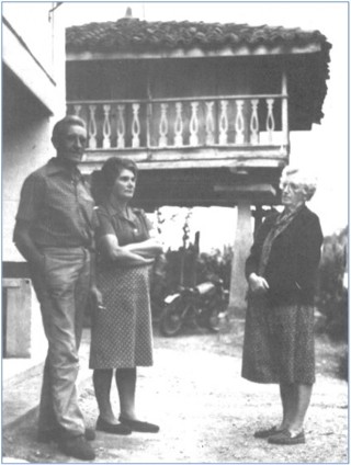 Entre ´Lito´ (su esposo) y Celia (hermana de éste), delante de su casa y hórreo de Fresnedo, en septiembre de 1985, tras soportar 63 horas de tensa espera. / Foto: EL ECO, Archivo