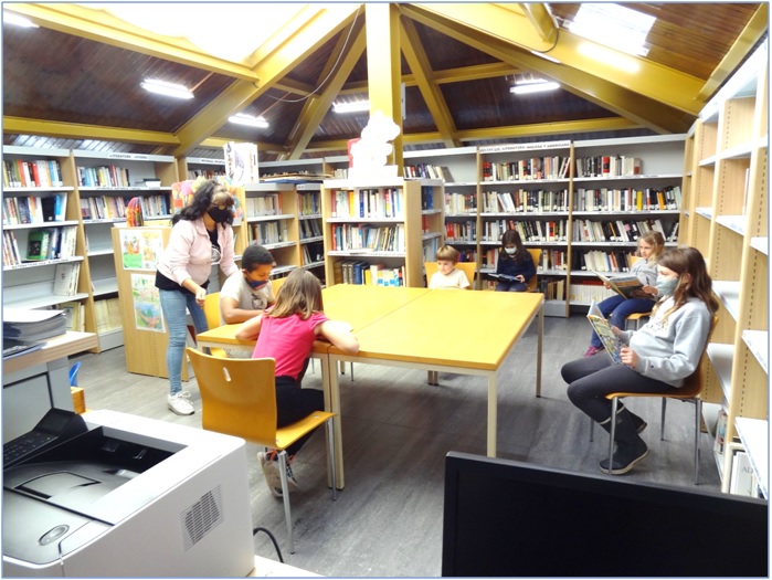 Niños cabraneses en la Biblioteca de Cabranes