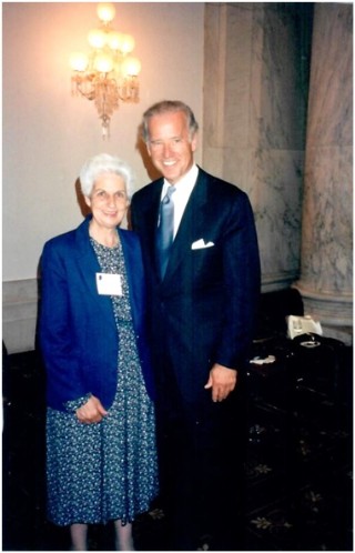 Rosa en la imagen con Joe Biden