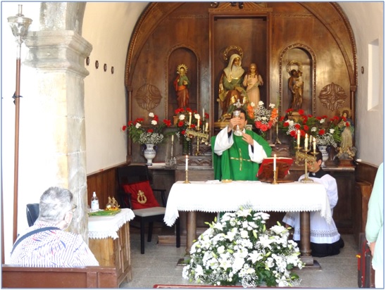 Imagen del sacerdote diciendo la misa dentro de la Capilla