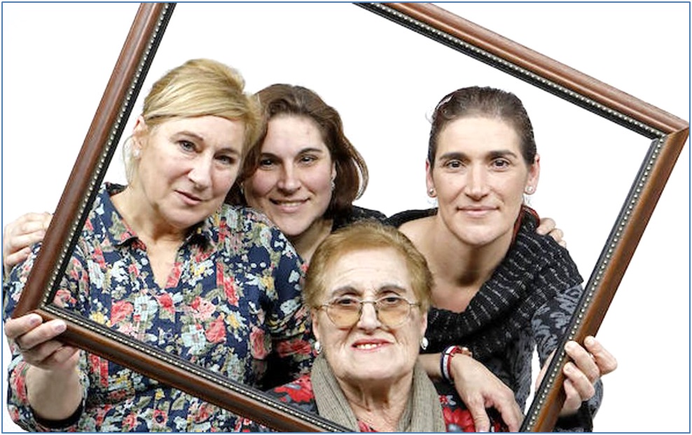 Armandina Fabián, de 80 años, rodeada de sus hijas Geli, Virginia y Sonia Llano. / Imagen de Arnaldo García (Diario `El Comercio`)