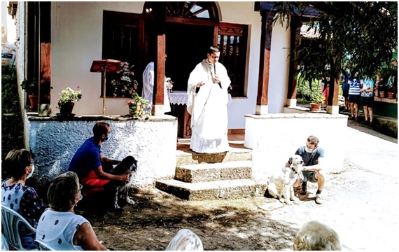 ´Érika´ (a la izquierda) y ´Cuzkoo´, protagonistas, con sus respectivos dueño. En medio, el sacerdote, Juan Carlos Tamayo / Foto: Emilia De Agustín
