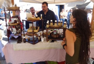 Imagen del Presidente del Gobierno de Asturias, Adrián Barbón visitando el puesto de Cristina del Olmo