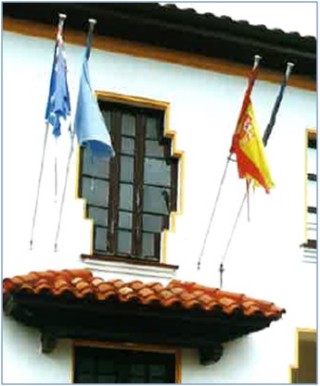 Imagen de las banderas rotas en las Escuelas de Cabranes