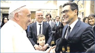 Imagen de José Ángel Hevía saludando el Papa
