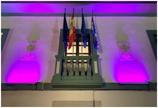 Imagen del Balcón del Ayto con las banderas