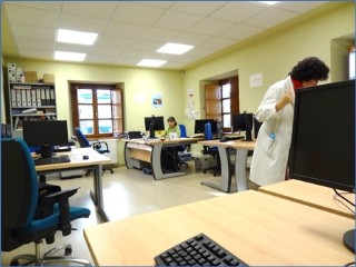 En la foto, sala de ordenadores en el Telecentro de Santa Eulalia, a disposición de la población (de 3 a 8 de la tarde, de lunes a viernes).